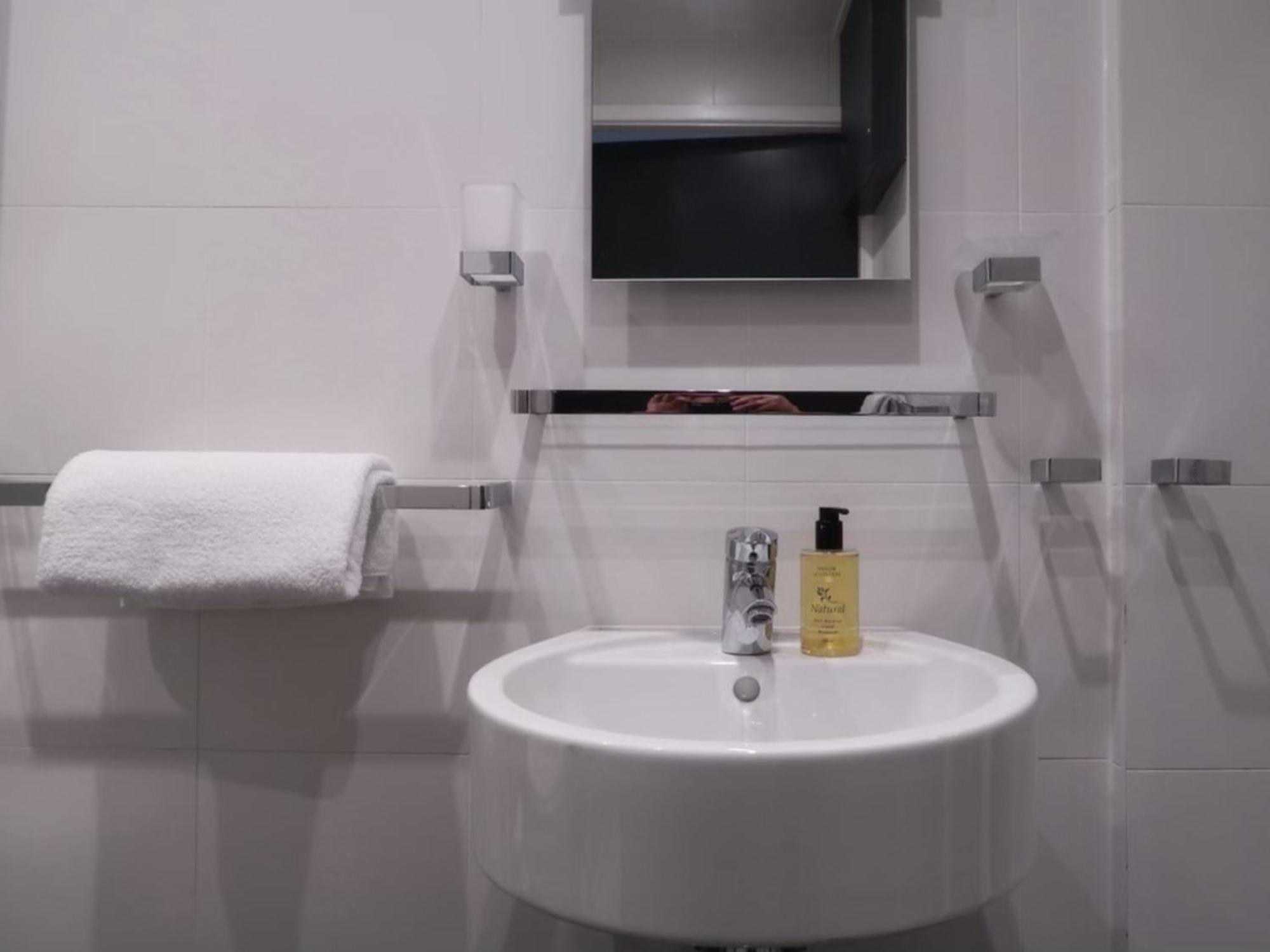Sun Street Aparthotel Ленчестър Екстериор снимка