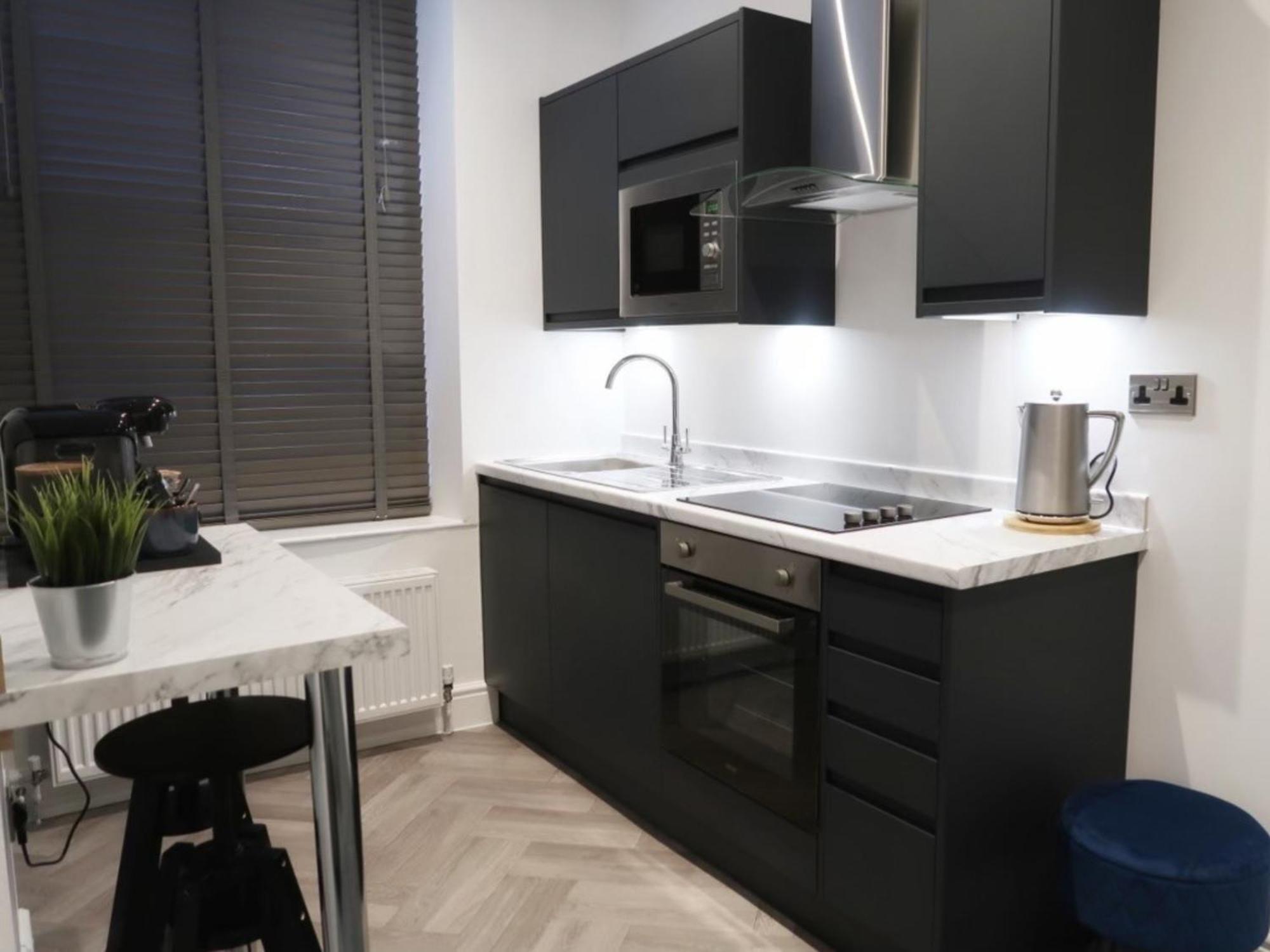 Sun Street Aparthotel Ленчестър Екстериор снимка